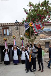 Móndidas y mozo del ramo en Sarnago, agosto 2024