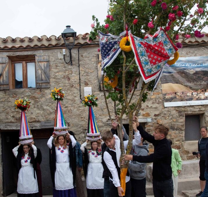 Móndidas y mozo del ramo en Sarnago, agosto 2024